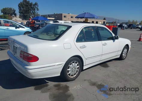 2000 Mercedes-Benz E 320 z USA, uszkodzony, nr VIN WDBJF65J3YB126763